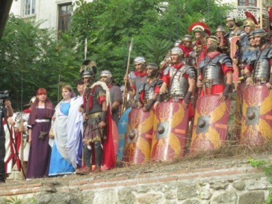 O sută de daci şi romani au defilat pe străzile Constanţei. Corina Martin a fost Tomiris - vezi galerie foto